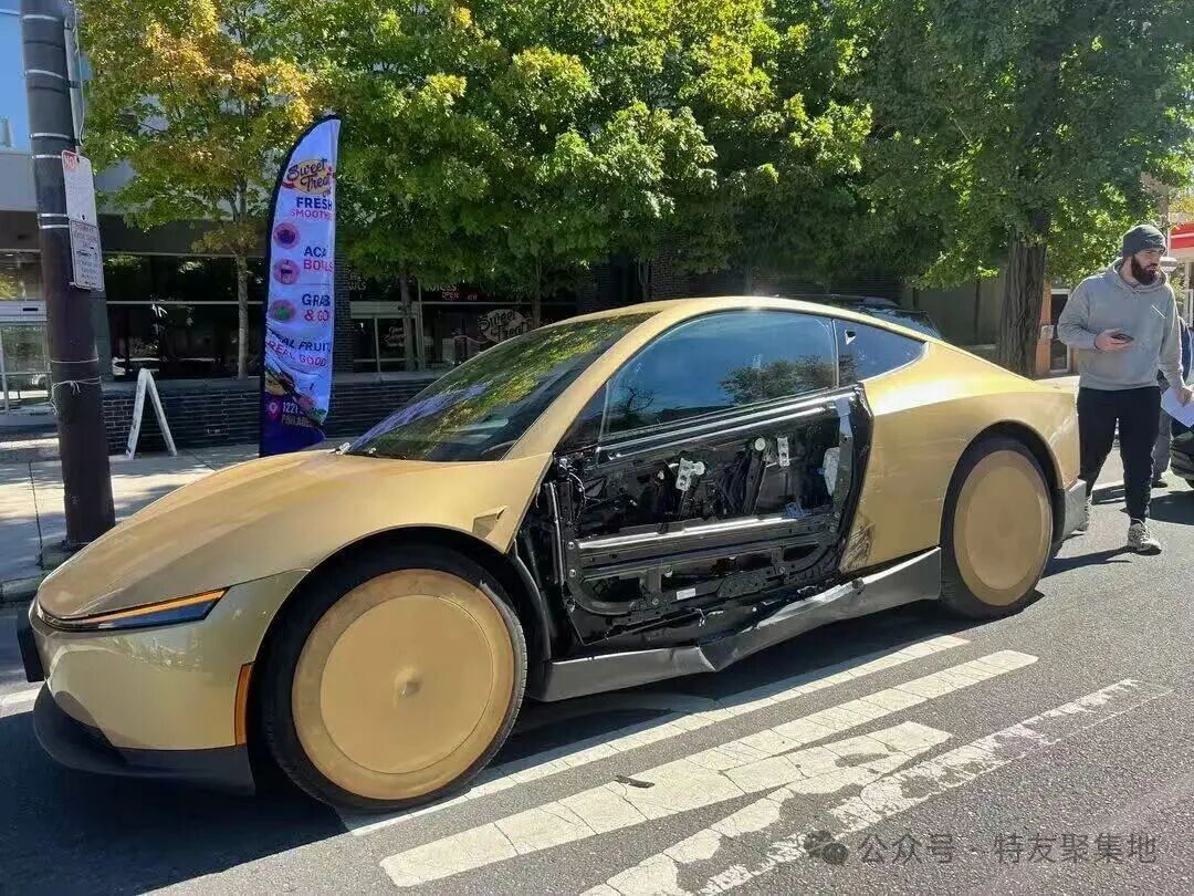 特斯拉Cybercab费城撞车 车门面板缺失