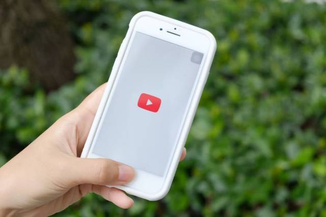YouTube测试Shorts暂停时居中显示Lens按钮