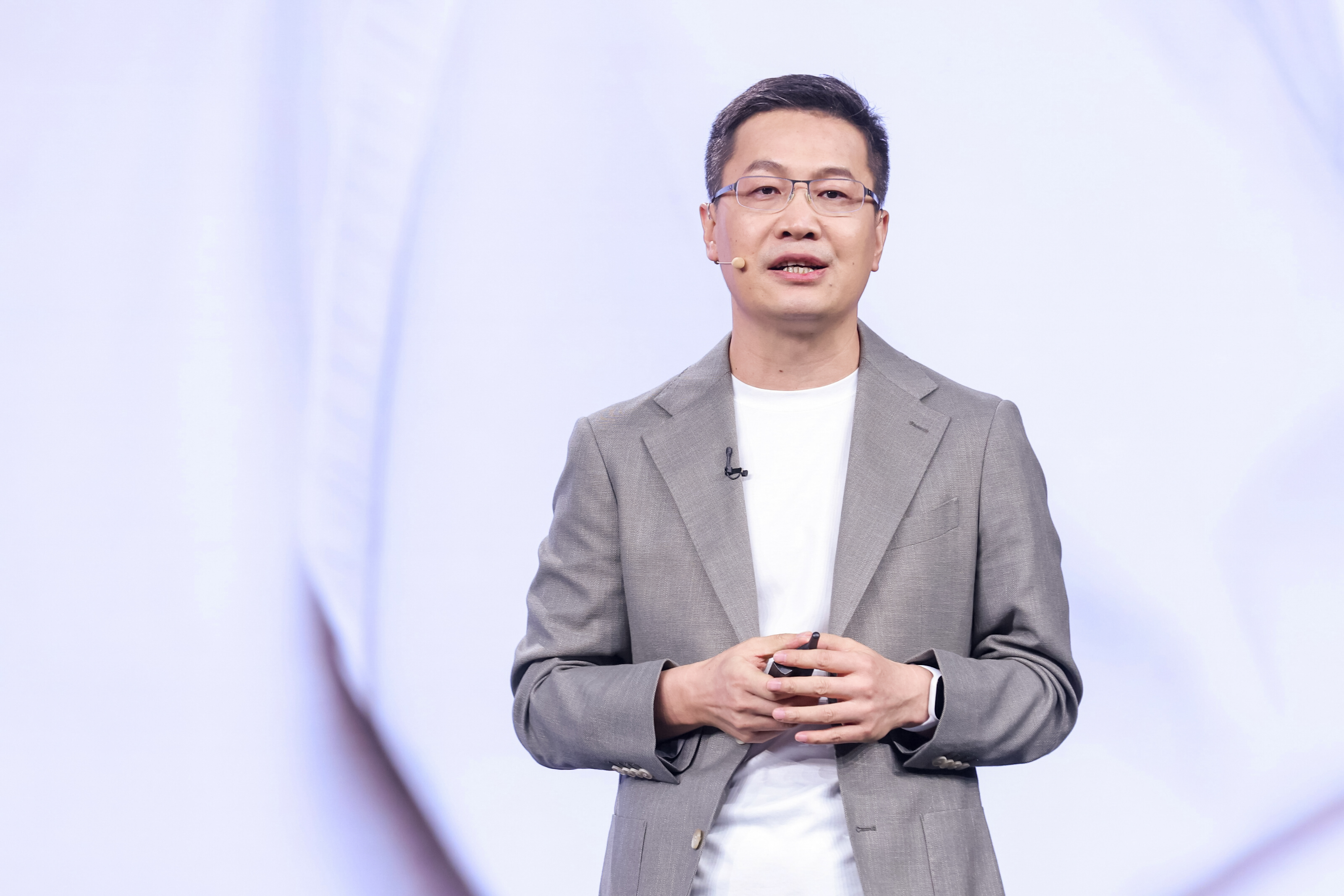 卢伟冰谈AI手机现状：小米18 Pro系列将全面改造智能手机
