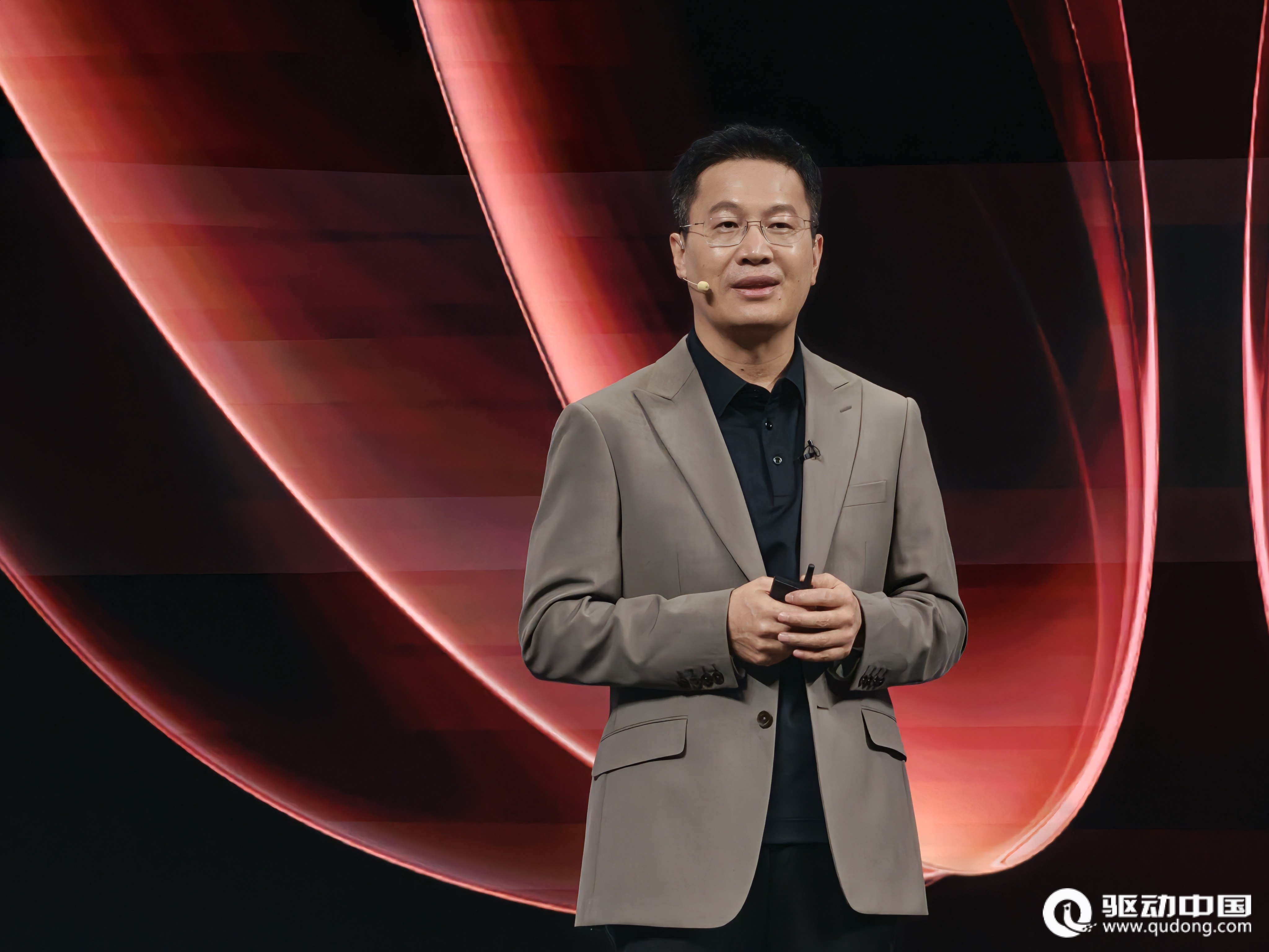 卢伟冰：小米18 Fold首销零售量同比上代大折叠增长300%