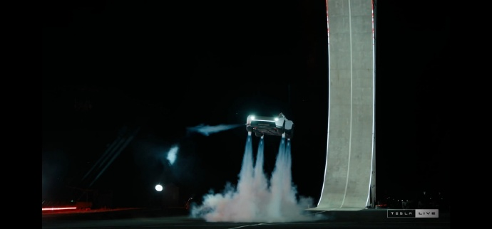 特斯拉第二代 Roadster 实车演示悬浮与倒挂，SpaceX 冷气推进器从“噱头”走向可见验证